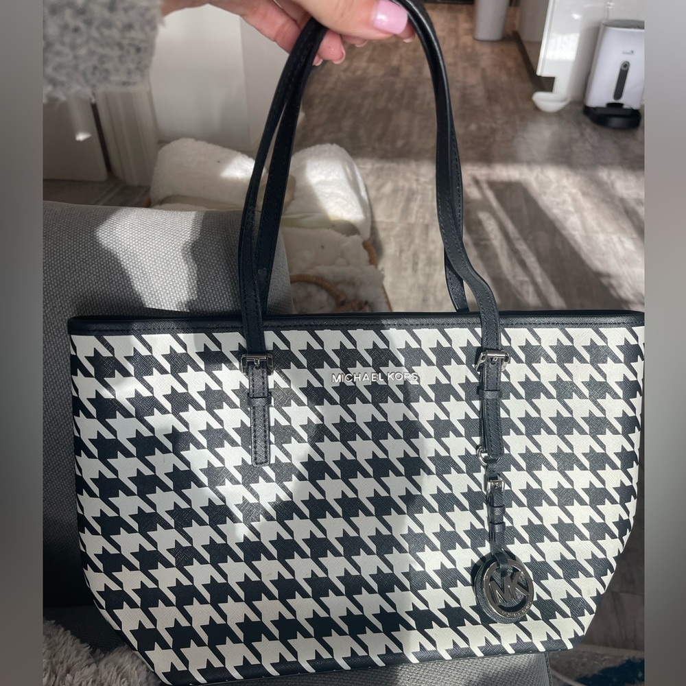 Michael Kors houndstooth purse. Can be worn over the shoulder or over wrist.